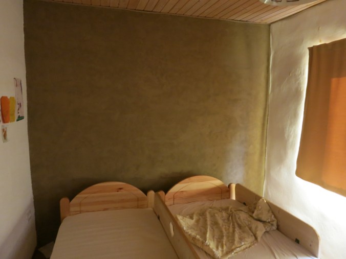 hiša iz slame, slamnata hiša, ilovnati ometi, naravna gradnja, slamnate bale, gradnja z naravnimi materiali, arhitekt naravna gradnja