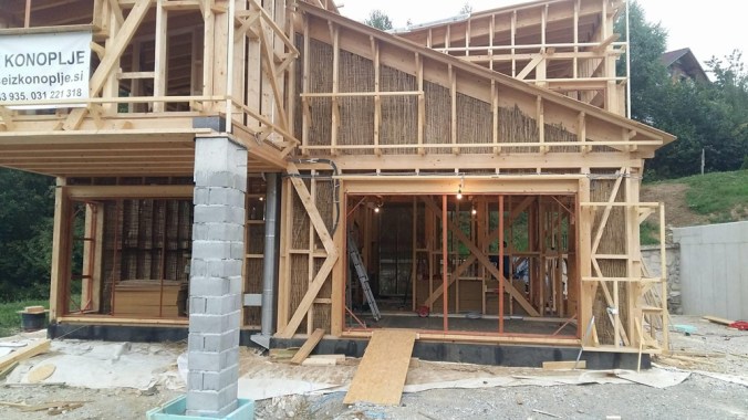 hiša iz konoplje, hiša iz konopljinega betona, naravna gradnja, hiša iz konoplje arhitekt, lesena hiša, gradnja z naravnimi materiali, naravna gradnja arhitekt