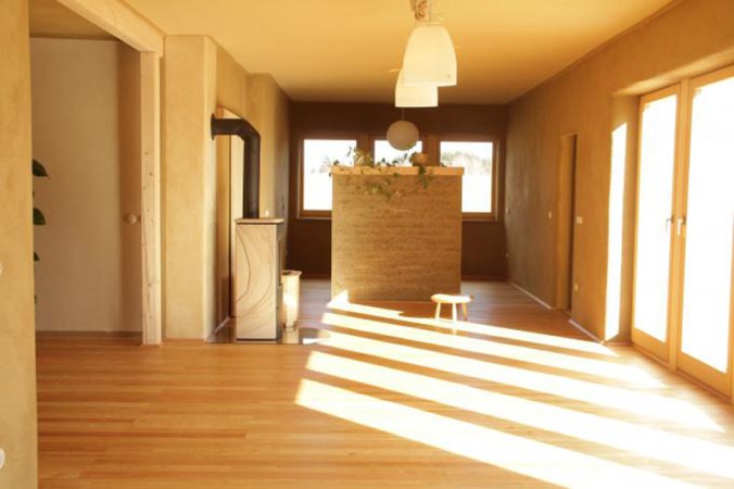 hiša iz slame, slamnata hiša, ilovnati ometi, naravna gradnja, slamnate bale, gradnja z naravnimi materiali, arhitekt naravna gradnja, lesena hiša, montažna hiša