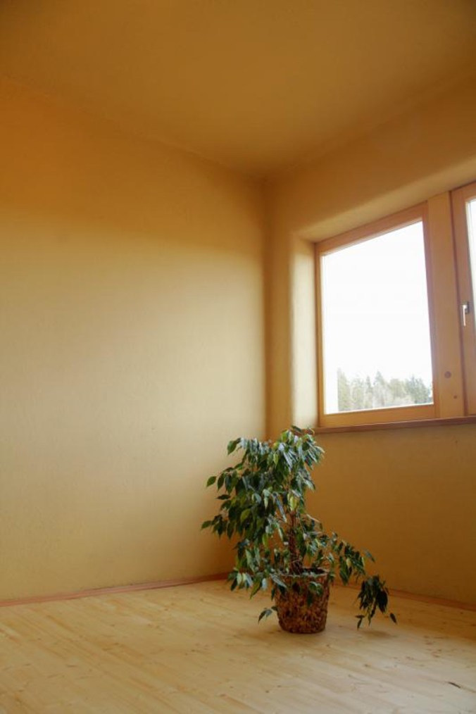 hiša iz slame, slamnata hiša, ilovnati ometi, naravna gradnja, slamnate bale, gradnja z naravnimi materiali, arhitekt naravna gradnja