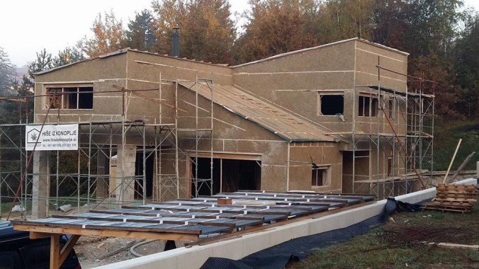 hiša iz konoplje, hiša iz konopljinega betona, naravna gradnja, hiša iz konoplje arhitekt, lesena hiša, gradnja z naravnimi materiali, naravna gradnja arhitekt