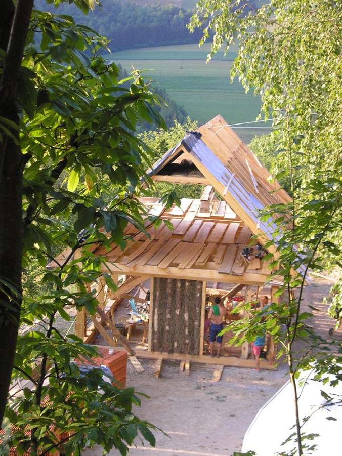 spodbijanca, hiša iz sena, naravna gradnja, gradnja z naravnimi materiali, naravna hiša