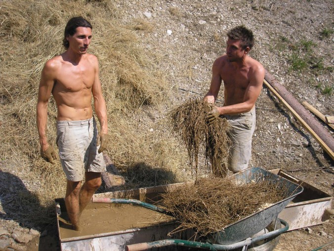 polnilo sten pri spodbijanci, spodbijanca, hiša iz sena, naravna gradnja, gradnja z naravnimi materiali, naravna hiša