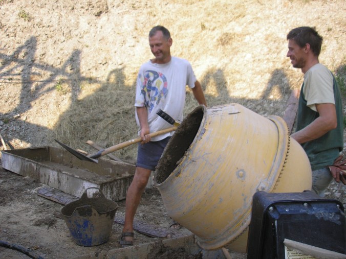 spodbijanca, hiša iz sena, naravna gradnja, gradnja z naravnimi materiali, naravna hiša