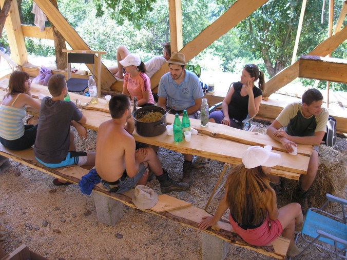 spodbijanca, hiša iz sena, naravna gradnja, gradnja z naravnimi materiali, naravna hiša