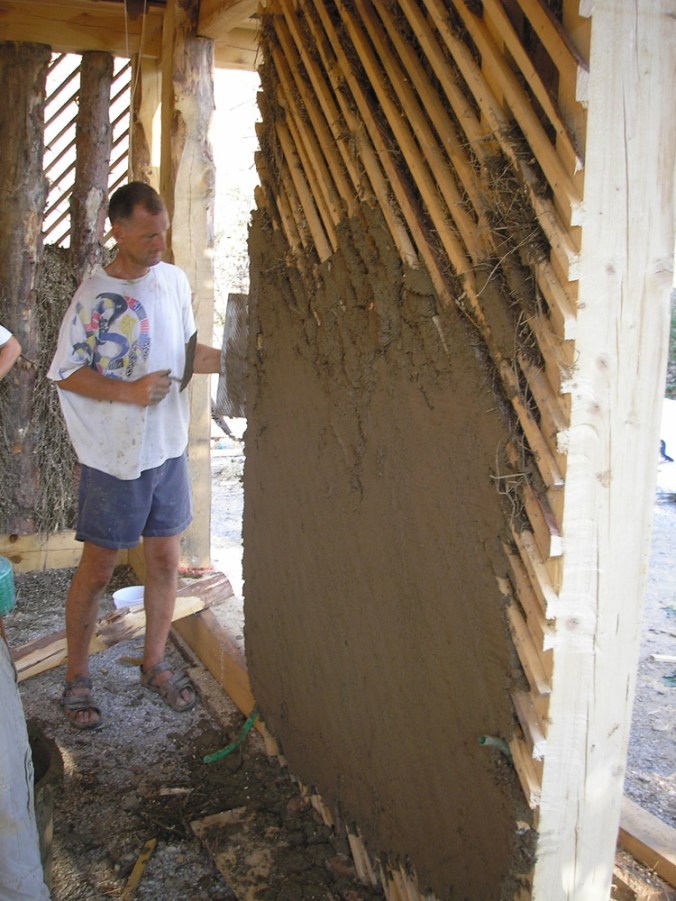 ilovnati ometi, spodbijanca, hiša iz sena, naravna gradnja, gradnja z naravnimi materiali, naravna hiša
