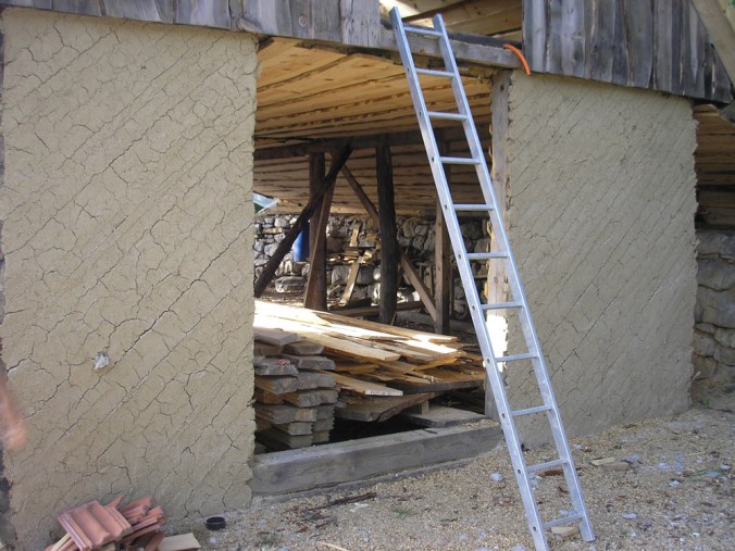 ilovnati ometi, spodbijanca, hiša iz sena, naravna gradnja, gradnja z naravnimi materiali, naravna hiša